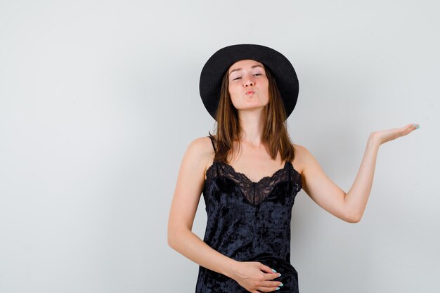 Jeune femme expressive posant dans le studio