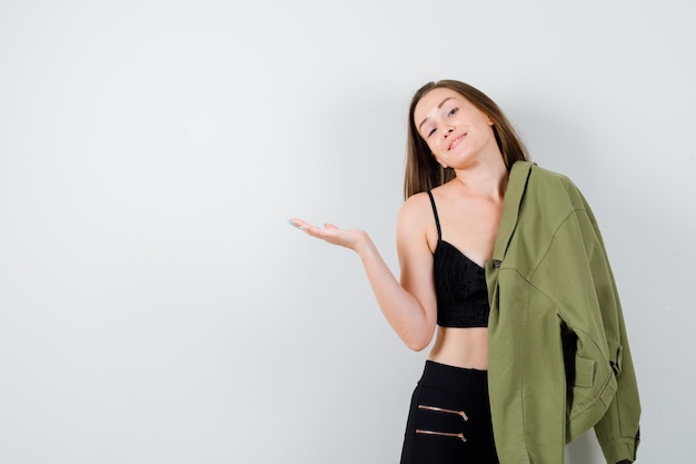 Jeune femme expressive posant dans le studio