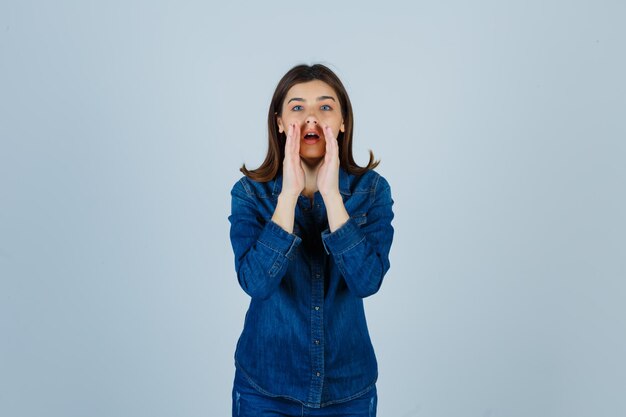 Jeune femme expressive posant dans le studio