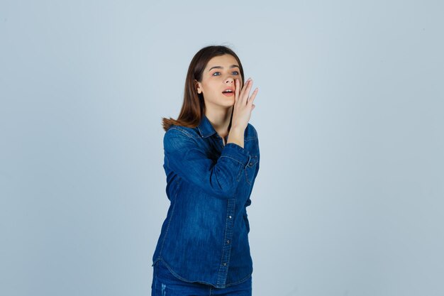 Jeune femme expressive posant dans le studio