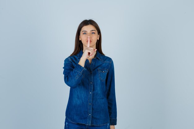 Jeune femme expressive posant dans le studio