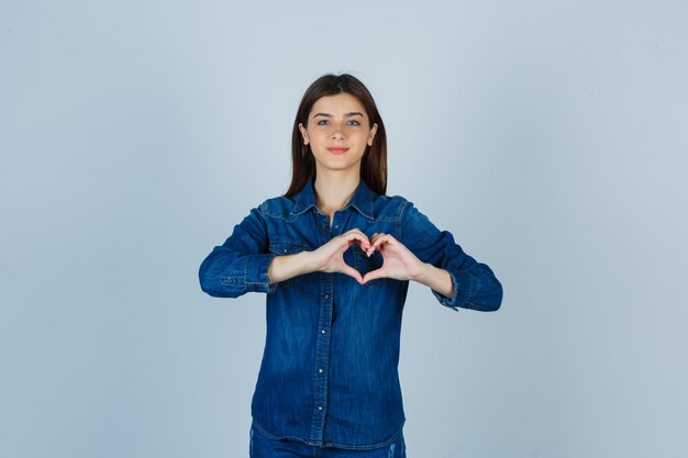 Jeune femme expressive posant dans le studio