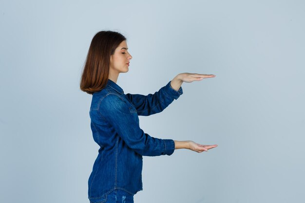 Jeune femme expressive posant dans le studio