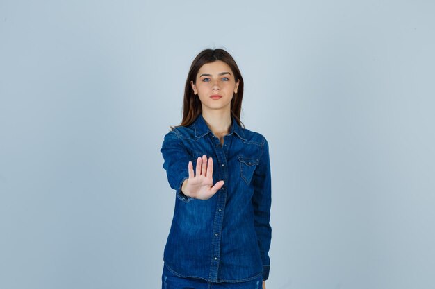 Jeune femme expressive posant dans le studio