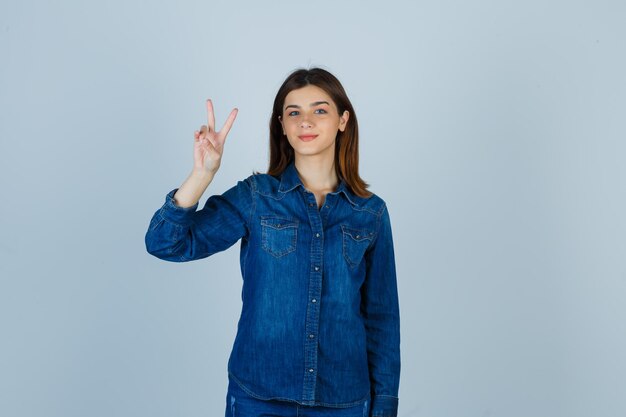 Jeune femme expressive posant dans le studio