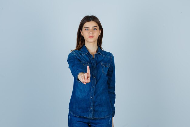 Jeune femme expressive posant dans le studio