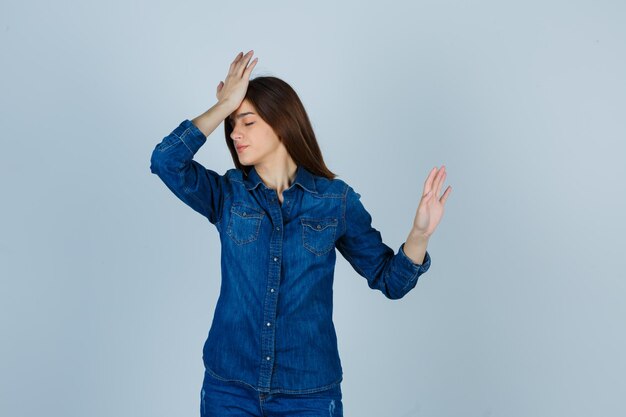 Jeune femme expressive posant dans le studio