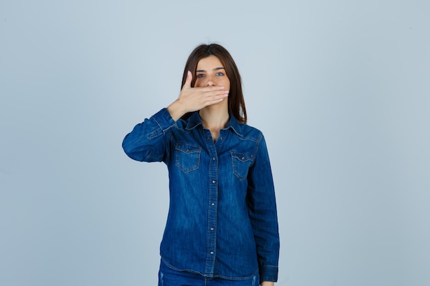 Jeune femme expressive posant dans le studio