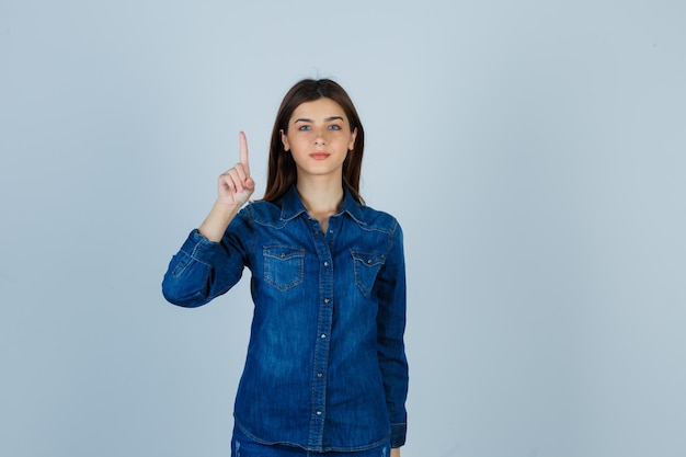 Jeune femme expressive posant dans le studio