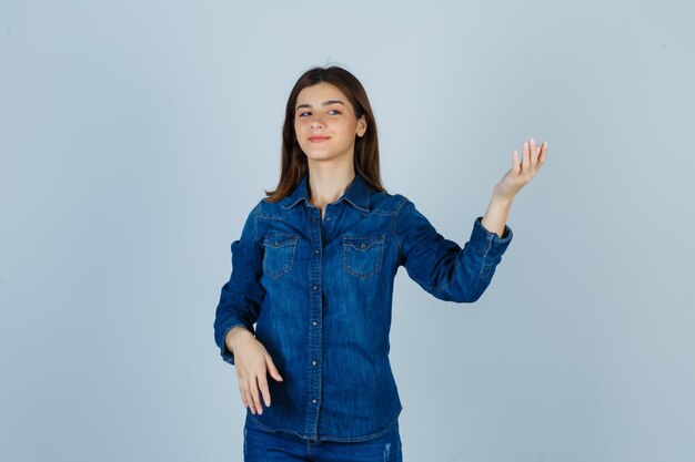 Jeune femme expressive posant dans le studio