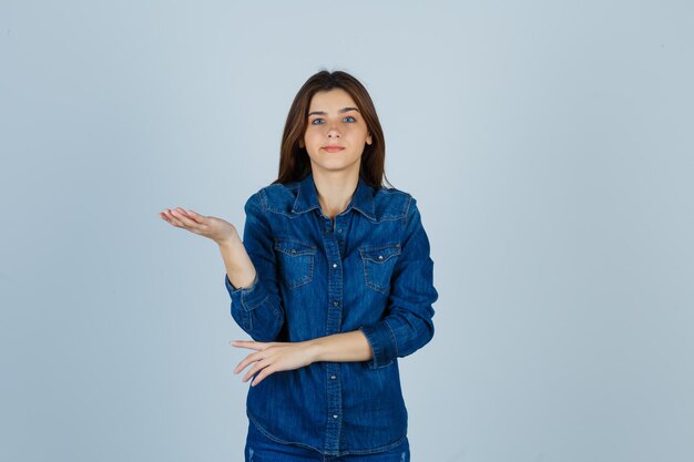 Jeune femme expressive posant dans le studio