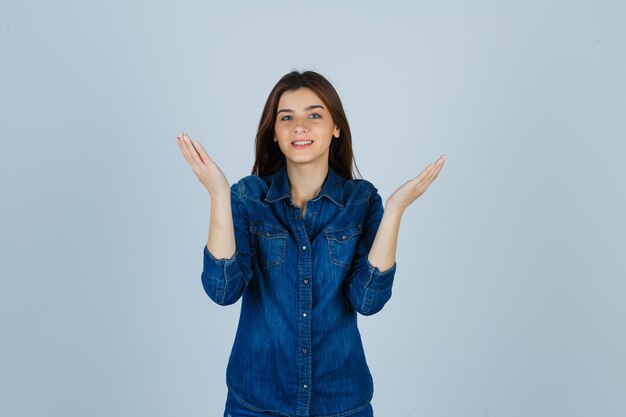 Jeune femme expressive posant dans le studio