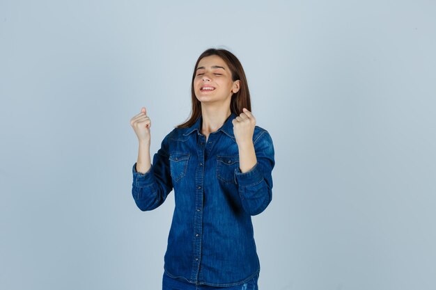 Jeune femme expressive posant dans le studio