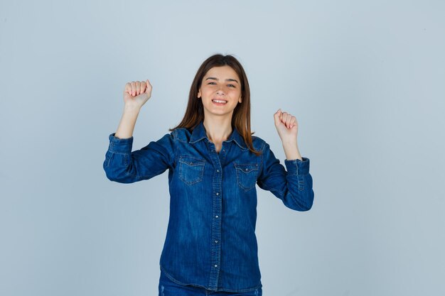 Jeune femme expressive posant dans le studio