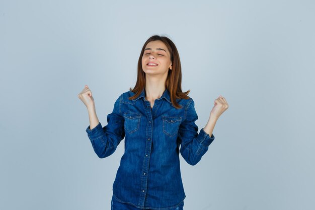 Jeune femme expressive posant dans le studio