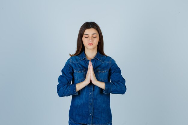 Jeune femme expressive posant dans le studio