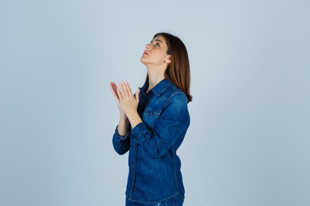 Jeune femme expressive posant dans le studio