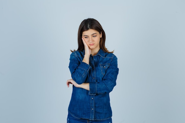 Jeune femme expressive posant dans le studio