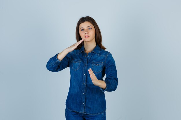 Jeune femme expressive posant dans le studio