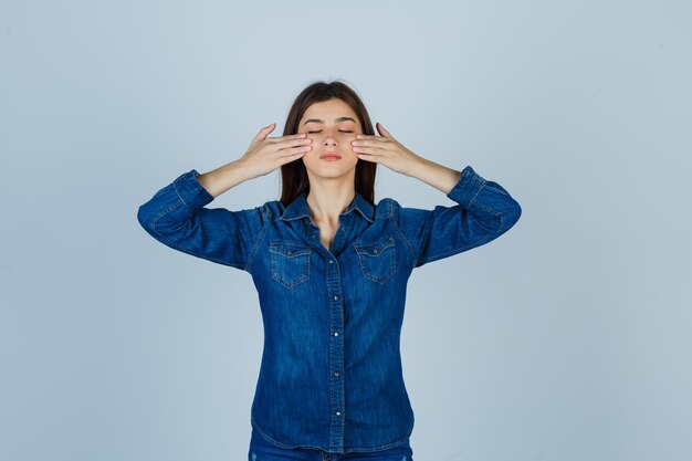 Jeune femme expressive posant dans le studio