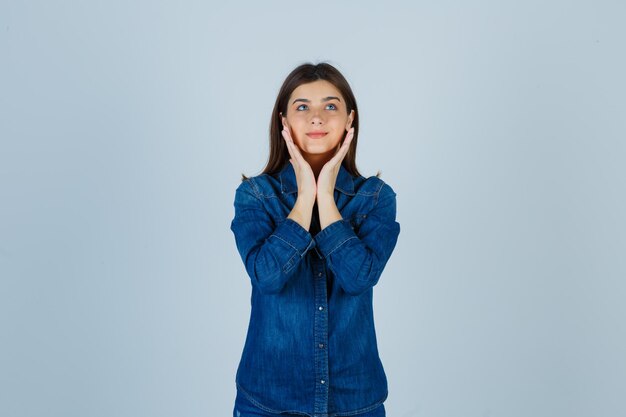 Jeune femme expressive posant dans le studio