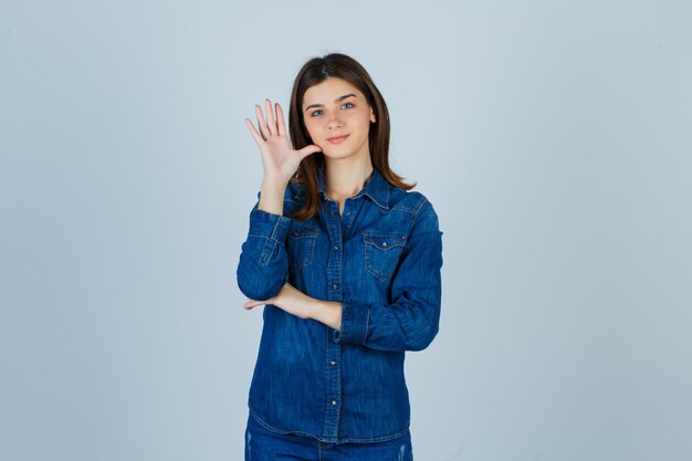 Jeune femme expressive posant dans le studio