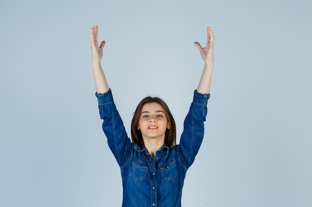 Jeune femme expressive posant dans le studio