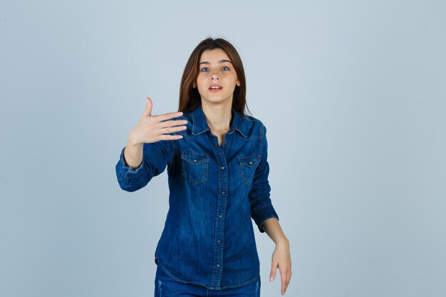 Jeune femme expressive posant dans le studio