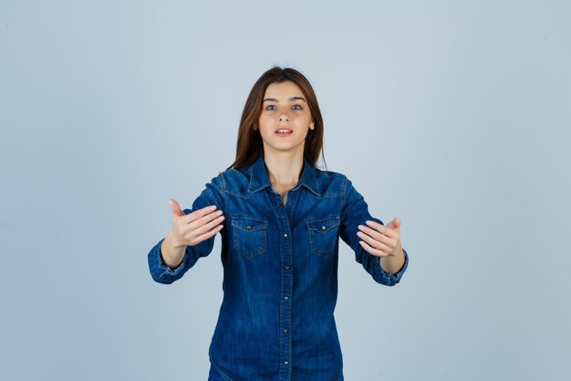 Jeune femme expressive posant dans le studio