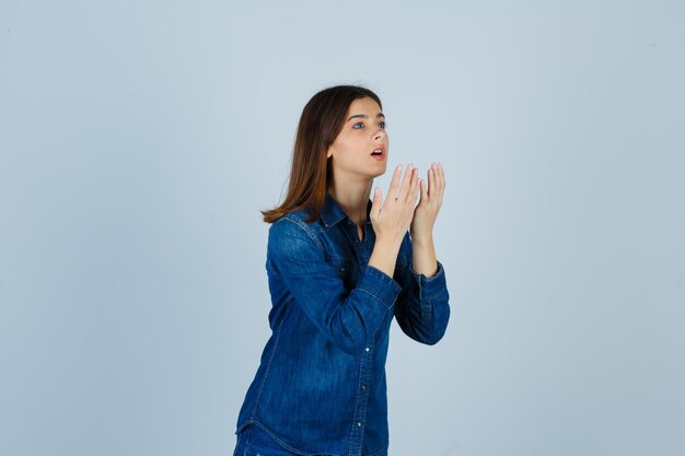 Jeune femme expressive posant dans le studio