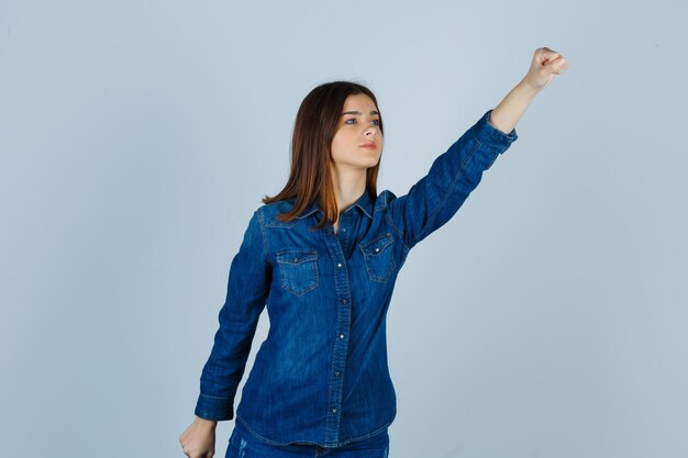 Jeune femme expressive posant dans le studio