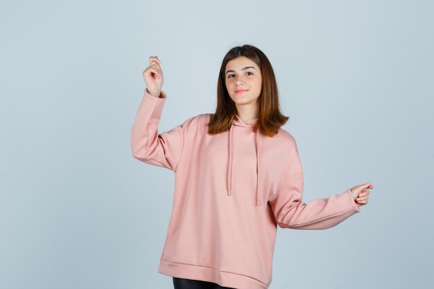 Jeune femme expressive posant dans le studio