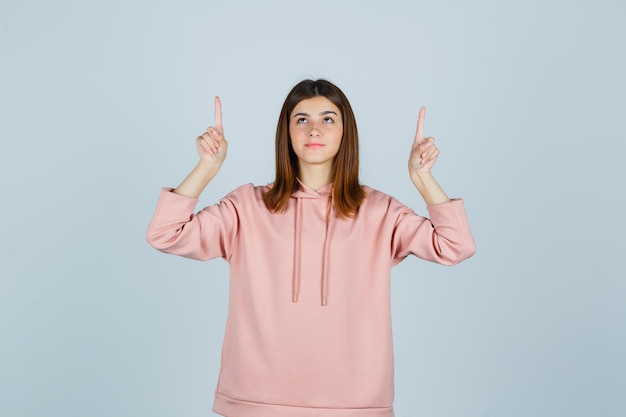 Jeune femme expressive posant dans le studio