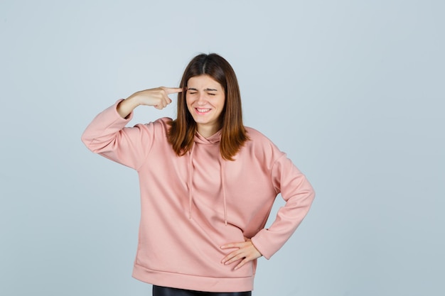 Jeune femme expressive posant dans le studio