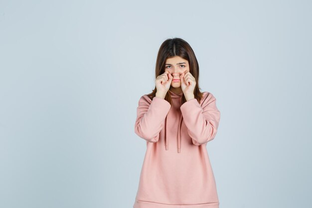 Jeune femme expressive posant dans le studio