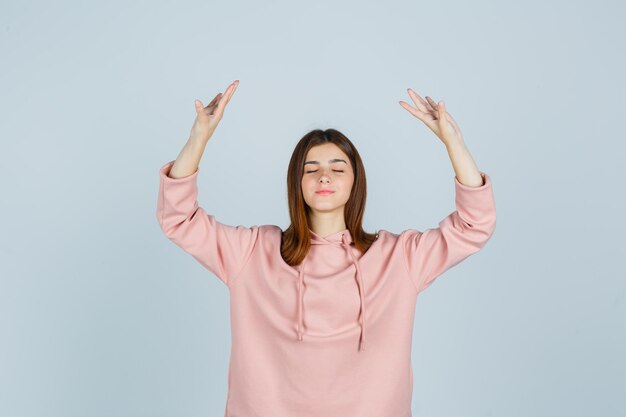 Jeune femme expressive posant dans le studio