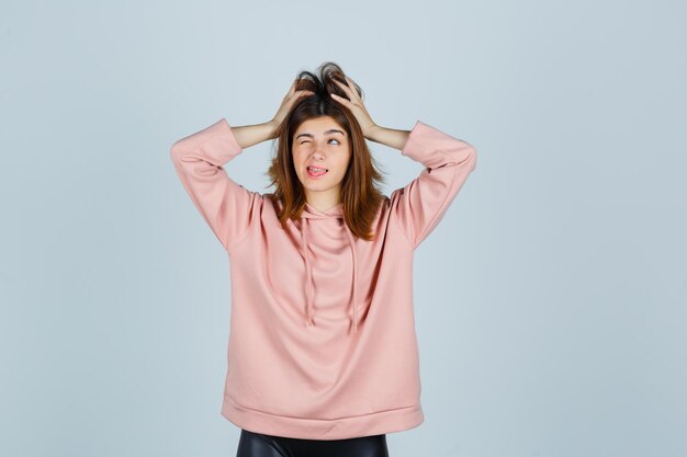 Jeune femme expressive posant dans le studio