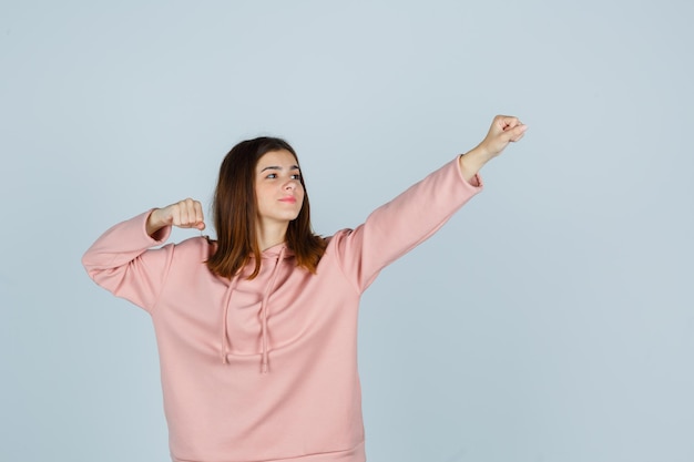 Jeune femme expressive posant dans le studio