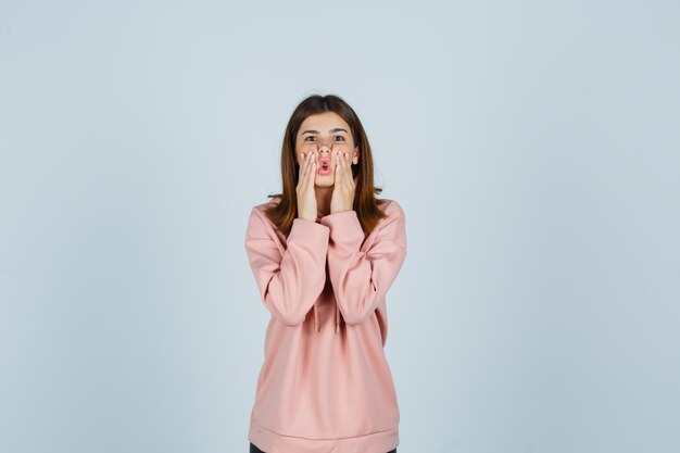 Jeune femme expressive posant dans le studio