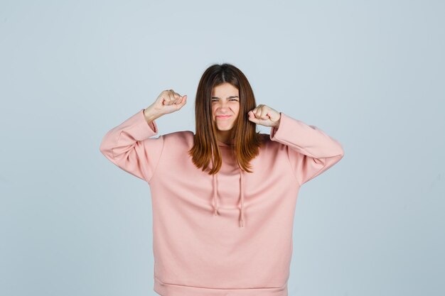 Jeune femme expressive posant dans le studio