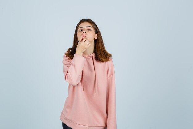 Jeune femme expressive posant dans le studio