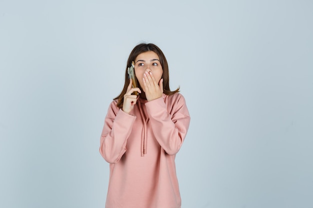 Jeune femme expressive posant dans le studio