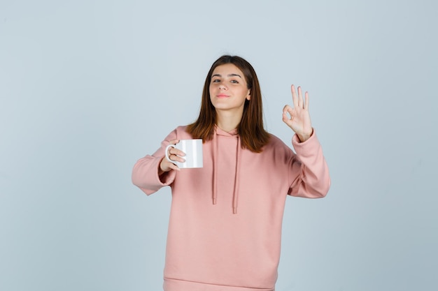 Jeune femme expressive posant dans le studio