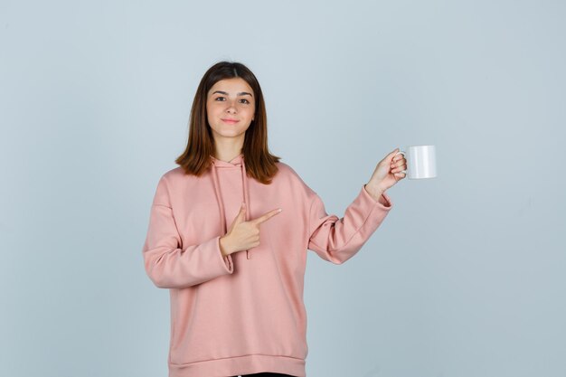 Jeune femme expressive posant dans le studio