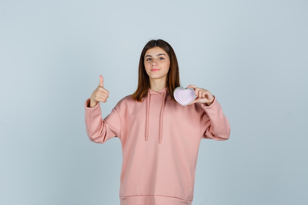 Jeune femme expressive posant dans le studio