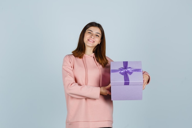 Jeune femme expressive posant dans le studio