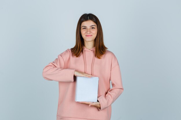 Jeune femme expressive posant dans le studio