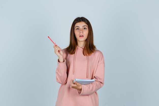 Jeune femme expressive posant dans le studio