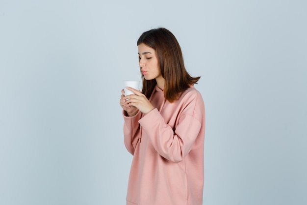 Jeune femme expressive posant dans le studio