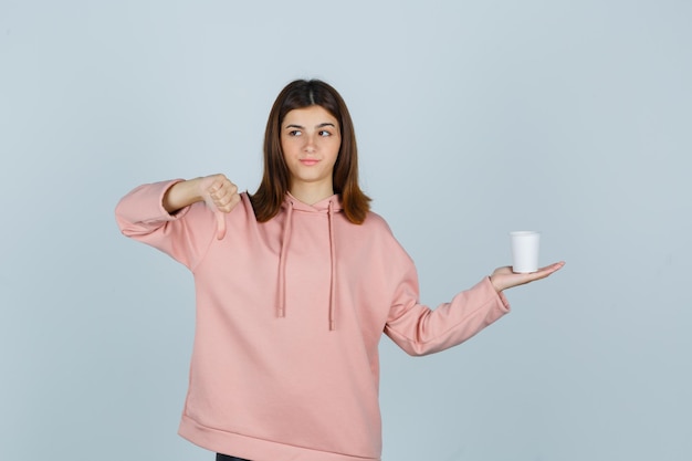 Jeune femme expressive posant dans le studio